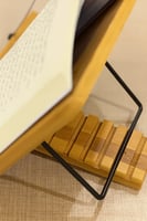 حامل كتب خشبي مزخرف