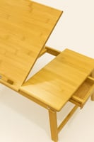 طاولة خشبية لقراءة الكتب