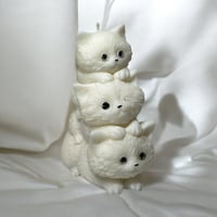 شمعة القطط الثلاثه