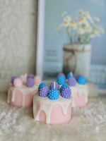 شمعة تشيز كيك التوت (صغيرة)