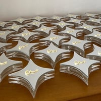 علب نجوم بغطاء مرايا فارغة