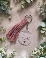 ميدالية مفاتيح ومكرميه شكل متعرج لون موف وفضي ومكر...