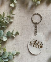 ميدالية مفاتيح سكري وحجر رمادي وبيج