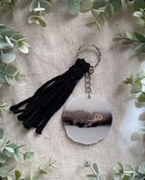 ميدالية مفاتيح ومكرميه شكل متعرج رماديات واسود ومك...