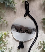 تعليقة سيارة شكل متعرج رماديات واسود وحبل اسود