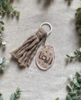 ميدالية مفاتيح ورديات ومكرمية بيج