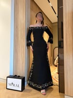 فستان اسود مطرز باكمام