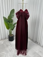 فستان سهرة مخملي مكشوف الكتفين بلون عنابي