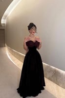 فستان سهرة مخملي مكشوف الكتفين بلون عنابي