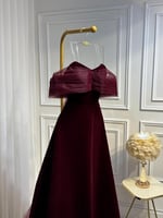 فستان سهرة مخملي مكشوف الكتفين بلون عنابي