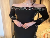 فستان اسود مطرز باكمام