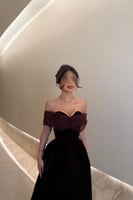 فستان سهرة مخملي مكشوف الكتفين بلون عنابي