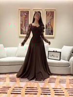 فستان بني دانتيل اكمام