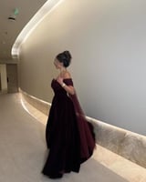 فستان سهرة مخملي مكشوف الكتفين بلون عنابي