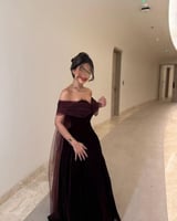 فستان سهرة مخملي مكشوف الكتفين بلون عنابي