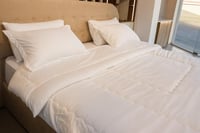 مفرش سرير نفر بحشوة ثابتة - أبيض