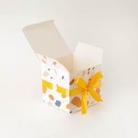 علبة توزيعات أبيض رخامي بنقط ذهبية فاخرة بعبارة عي...