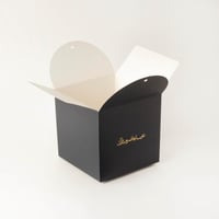 علبة توزيعات لون كحلي بتصميم فاخر بشريطة وعبارة عي...