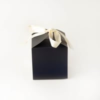 علبة توزيعات لون كحلي بتصميم فاخر بشريطة وعبارة عي...