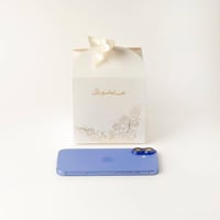 علبة توزيعات بتصميم فاخر بشريطة وعبارة عيدكم مبارك...