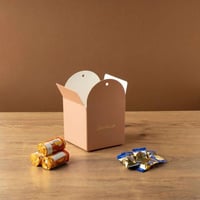 علبة توزيعات لون بني بتصميم فاخر بشريطة وعبارة عيد...