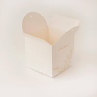 علبة توزيعات بتصميم فاخر بشريطة وعبارة عيدكم مبارك...