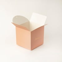 علبة توزيعات لون بني بتصميم فاخر بشريطة وعبارة عيد...