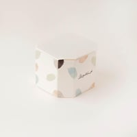 علب التوزيعات الفاخرة لون ابيض رختمي بعبارة عيدكم...