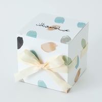 علبة فاخرة للكيك والحلويات لون أبيض بنمط تيرازو بع...