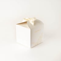 علبة توزيعات لون أبيض بزخرفة ذهبية بتصميم فاخر بشر...