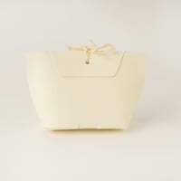 حقيبة توزيعات ورقية فاخرة بلون بيج وعبارة"عيدكم مب...