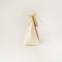 حقيبة توزيعات ورقية فاخرة بلون بيج ونمط بني وعبارة...