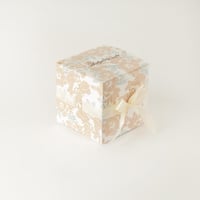 علبة توزيعات شوكولاته بتصميم فاخر بشريطة وعبارة عي...