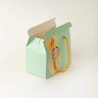 علب التوزيعات للأولاد بلون أخضر وعبارة "عيدكم مبار...