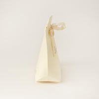 حقيبة توزيعات ورقية فاخرة بلون بيج وعبارة"عيدكم مب...