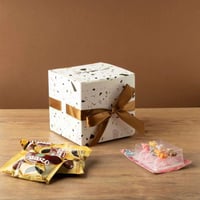 علبة توزيعات أبيض رخامي فاخرة بعبارة عيدكم مبارك و...