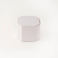 علب التوزيعات الفاخرة لون موفي ونمط ابيض بعبارة عي...