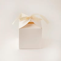 علبة توزيعات بتصميم فاخر بشريطة وعبارة عيدكم مبارك...