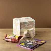 علبة توزيعات شوكولاته بتصميم فاخر بشريطة وعبارة عي...