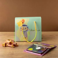 علب التوزيعات للأولاد بلون أخضر وعبارة "عيدكم مبار...