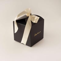 علبة توزيعات لون كحلي بتصميم فاخر بشريطة وعبارة عي...