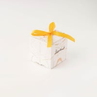 علبة توزيعات العيد لون ابيض بزخارف ذهبية بتصميم فا...