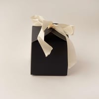 علبة توزيعات لون كحلي بتصميم فاخر بشريطة وعبارة عي...