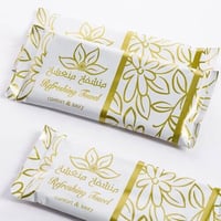 منشفه منعشه بغلاف ابيض وزخرفة ذهبية بدون رائحة / ا...