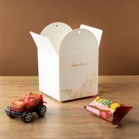 علبة توزيعات بتصميم فاخر بشريطة وعبارة عيدكم مبارك...