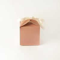 علبة توزيعات لون بني بتصميم فاخر بشريطة وعبارة عيد...