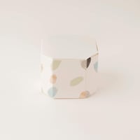 علب التوزيعات الفاخرة لون ابيض رختمي بعبارة عيدكم...