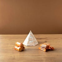 علب توزيعات بشكل هرمي فاخر وشريطةبيج بعبارة عيدكم...