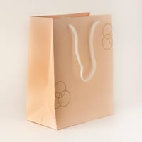 أكياس فاخرة للعيد لون بيج بدوائر ذهبية وختم "عيدكم...