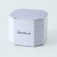 علب التوزيعات الفاخرة لون موفي ونمط ابيض بعبارة عي...